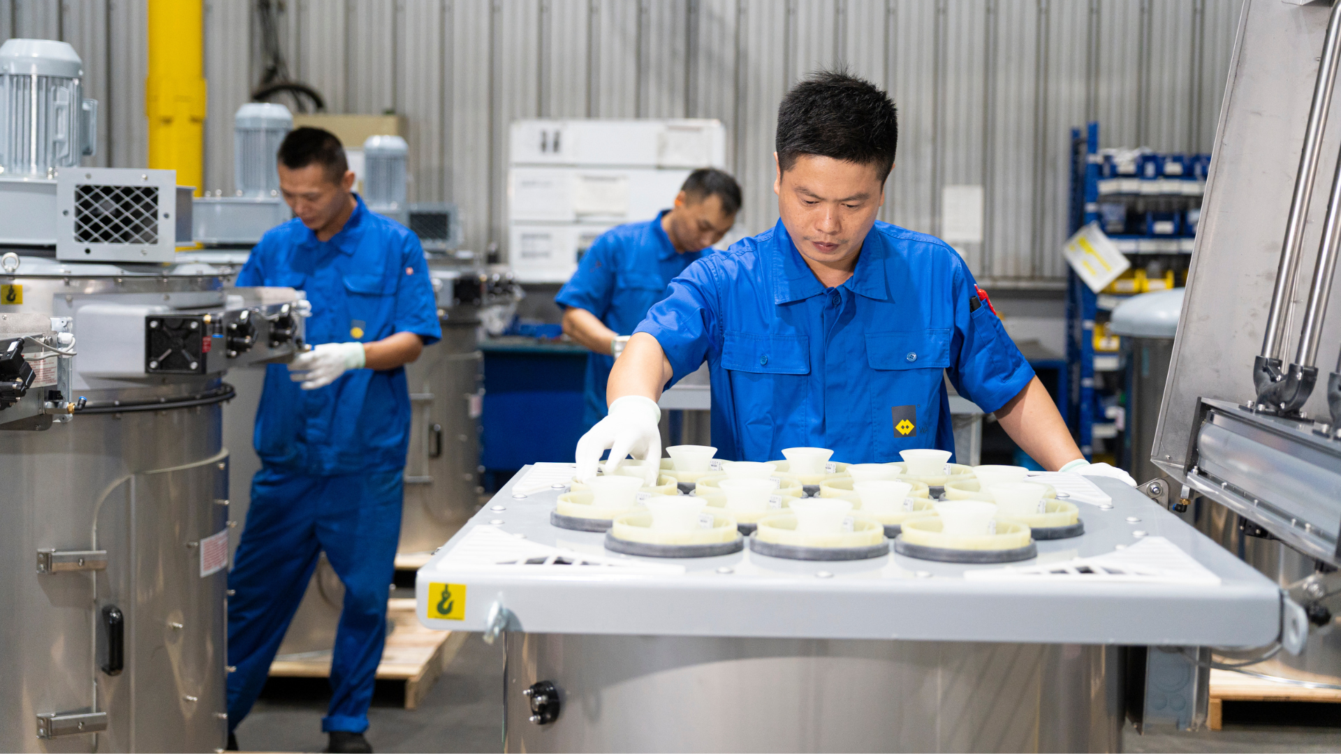 Worldwide delocalised equipment assembly